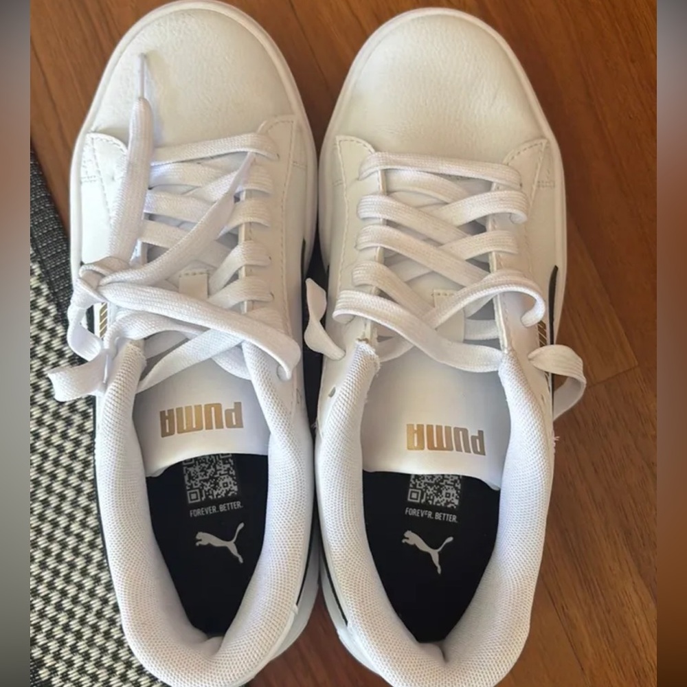 Women’s PUMAS - Picture 3 of 5